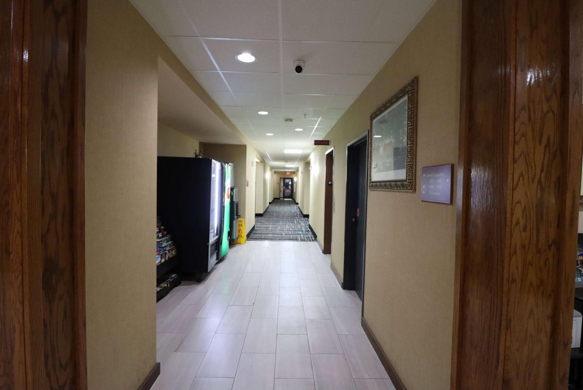 Super 8 By Wyndham Perryville Bagian luar foto